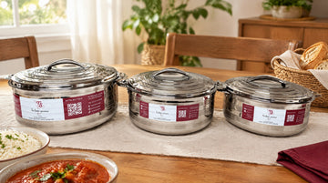 Trois boîtes isothermes inox TACSAM sur une table de repas de famille