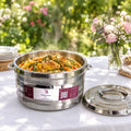 Boîte repas isotherme inox TACSAM 15 L ouverte avec un plat, couvercle posé à côté