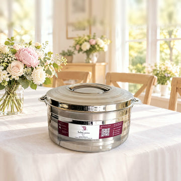 Grande boîte isotherme inox TACSAM 15 L sur une table de famille claire et fleurie