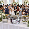 Boîte isotherme inox 30 L TACSAM sur le buffet d'un mariage