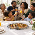 Apéritif en famille avec le plateau ovale inox TACSAM garni de petits fours sous sa coque
